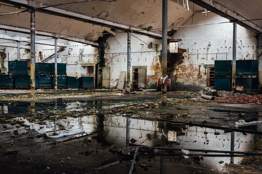 Int&eacute;rieur d'une entreprise abandonn&eacute;e. Ancienne usine textile en Lorraine. Vieux b&acirc;timent industriel abandonn&eacute;. 