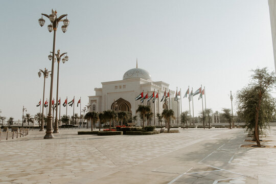 Qasr Al Watan mit VAE Flaggen Querformat