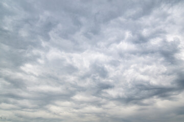 Obraz premium Dramatic cirrus clouds against deep blue sky background