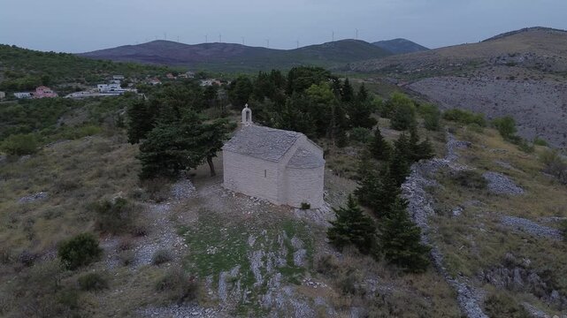 Orbit um eine Kapelle in Kroatien