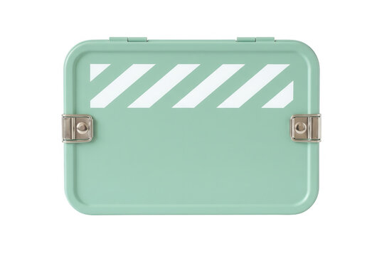 Fiambrera rectangular de color verde menta con dise&ntilde;o de rayas diagonales blancas y cierres met&aacute;licos laterales, aislada sobre un fondo blanco puro para uso comercial.