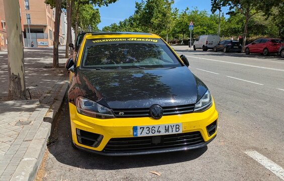 Vista de frente de un autom&oacute;vil personalizado Volkswagen Golf R, con vinilo negro y amarillo estilo racing, aparcado en una calle de Madrid, Espa&ntilde;a, 7 de junio de 2026