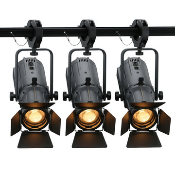 Tre faretti professionali per palcoscenico, montati su una barra e accesi con una luce calda e brillante, isolati su sfondo bianco per design ed eventi.
