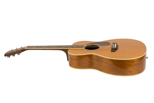 Klasyczna gitara akustyczna o naturalnym drewnianym wykończeniu, przedstawiona w widoku z boku na czystym, białym tle, idealna do projekt&oacute;w muzycznych i edukacyjnych.