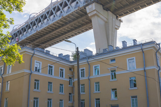 The building on Kanonerskiy Island under the ZSD overpass, Western high-speed diameter