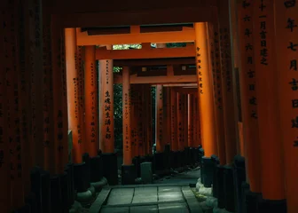Fototapete Torii Tore Torii gate tunnel at Fushimi Inari Shrine in Kyoto, Japan  © Isa