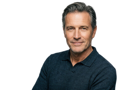 Ritratto professionale di un uomo maturo di mezza et&agrave; con capelli grigi e un sorriso rassicurante, isolato su sfondo bianco, ideale per concetti di business e lifestyle.