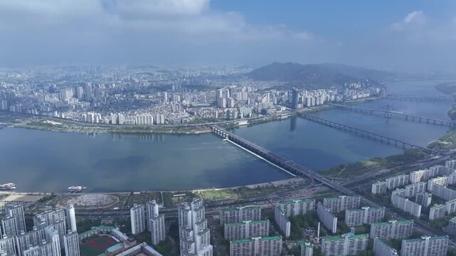 대한민국 서울의 도시 전경을 가로질러 흐르는 경치 좋은 한강