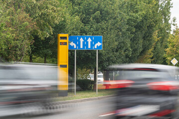 Fotoradar przy drodze i szybko poruszające się samochody © siwyk