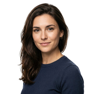 Retrato de est&uacute;dio de uma jovem mulher bonita com cabelos castanhos longos e sorriso suave, isolada em um fundo branco, ideal para publicidade corporativa ou uso editorial.