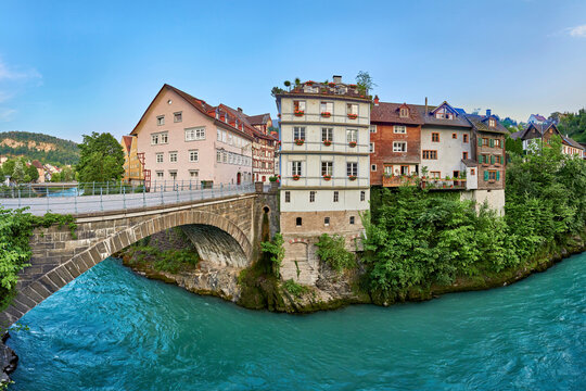 Historische Steinbogenbr&uuml;cke &uuml;ber einen Fluss vor einer Altstadtkulisse in Feldkirch, Vorarlberg