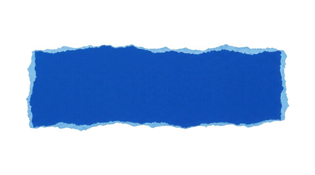 Uma tira de papel azul retangular com bordas rasgadas e irregulares isolada em um fundo branco, ideal para design gr&aacute;fico, colagens e elementos de sobreposi&ccedil;&atilde;o criativos.