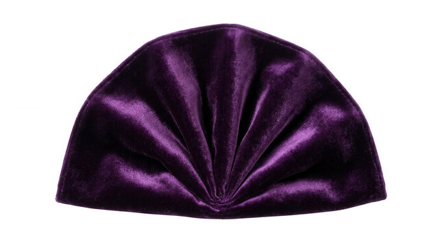 Guardanapo de tecido de veludo roxo dobrado em formato de leque elegante isolado sobre um fundo branco puro para decora&ccedil;&atilde;o de mesa sofisticada e eventos formais.