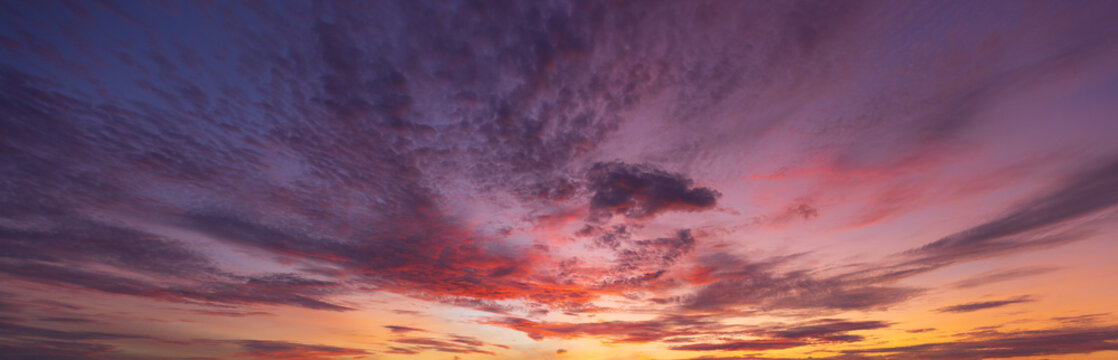 Vibrant Sunset Sky with Colorful Clouds and Dramatic Twilight Gradient,A breathtaking view of a vibrant sunset sky filled with dramatic colorful clouds, ranging from deep blue and purple to warm orang