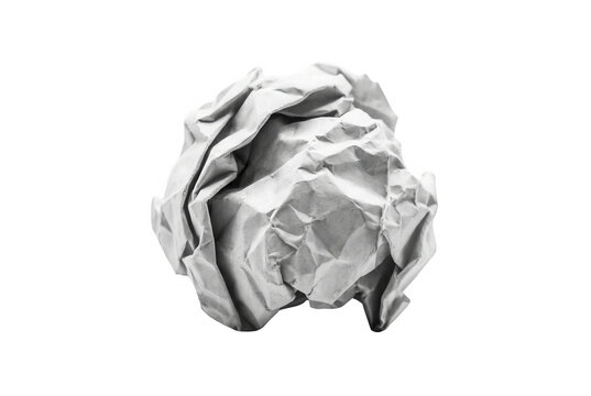 白背景に孤立した丸められた紙のボール、失敗やアイデアの破棄、リサイクルやゴミの概念を表現したクローズアップ写真、オフィスワークや創造的なプロセスにおける試行錯誤を象徴するテクスチャのある紙の塊。