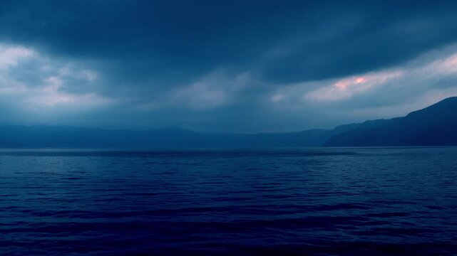 雷雲立ち込める十和田湖