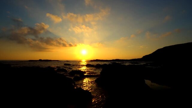 夕暮れの磯