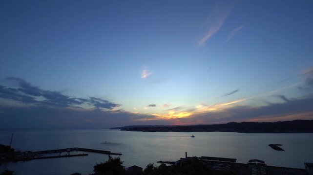 夕暮れの勝浦湾