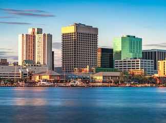 Naklejka premium Norfolk, Virginia, USA skyline on the Elizabeth River at dusk 134