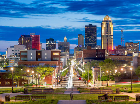 Des Moines, Iowa, USA downtown city skyline at blue hour 147