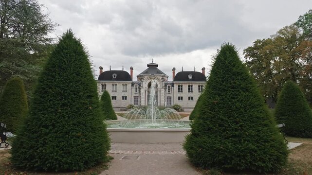 France, Jura, Lons-le-Saunier, bassin de la fontaine du parc thermal &Eacute;douard Gu&eacute;non et fa&ccedil;ade de l'&Eacute;tablissement thermal L&eacute;donia
