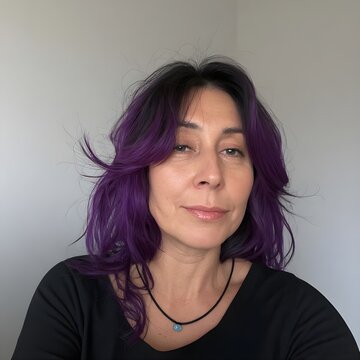 donna con espressione rilassata che guarda in camera con capelli viola
