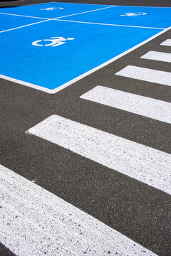 Places de stationnement handicap&eacute; et passage pi&eacute;ton