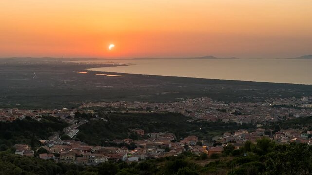 Vista panoramica del Golfo dell'Asinara con l'eclissi solare del 12 agosto 2026, Sennori, provincia di Sassari, Sardegna.