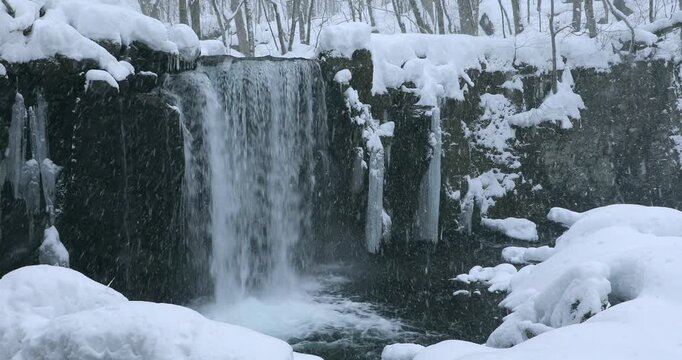 雪降りの銚子大滝