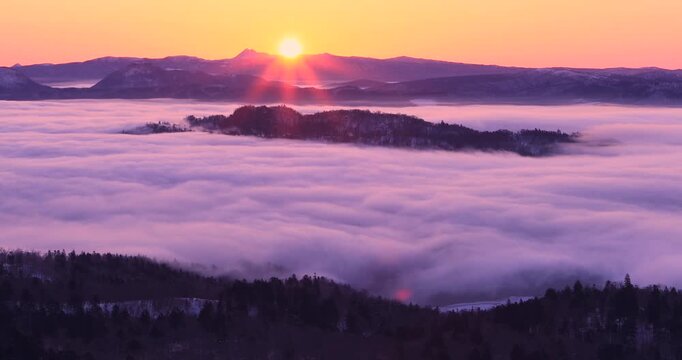 美幌峠から雲海の屈斜路湖と日の出