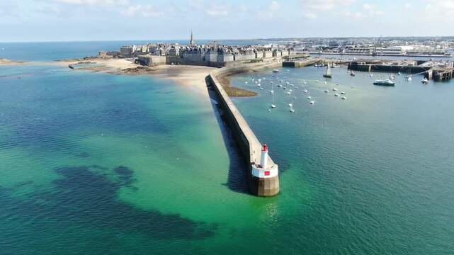 Il faro e le mura di Saint-Malo, Bretagna
