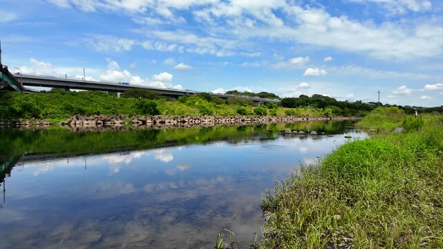 座架依橋 河川敷で撮影した架橋下の青空が反射する相模川