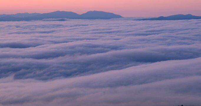 小清水高原から見る朝焼けの雲海と山並み