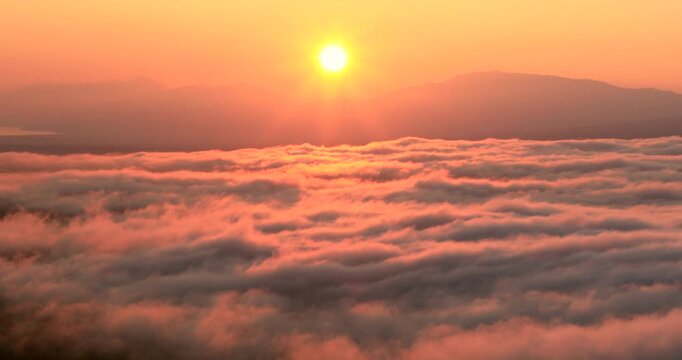 小清水高原から見る日の出と雲海と知床連峰