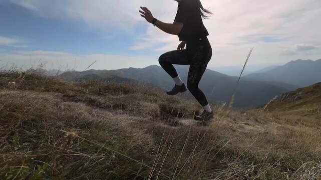 Correrere e camminare tra le montagne