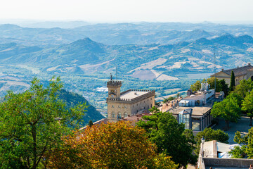 Obraz premium Palazzo Pubblico Government Palace Overlooking Rolling Hills Landscape in San Marino