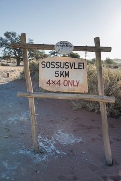 Sign on sand track "4x4 only", Sossusvlei, Namib-Skeleton Coast National Park, Namibia