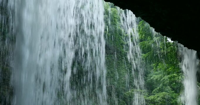 裏から見た雷滝