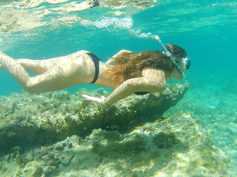 Plongeuse sous l'eau turquoise