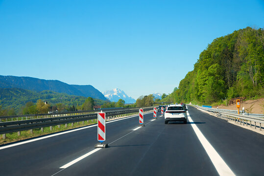 Lane narrowing with oncoming traffic; roadworks on the motorway to Garmisch.