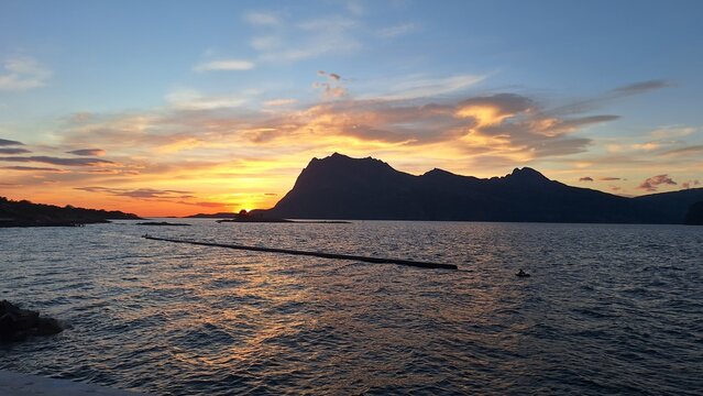 soleil de minuit en Norv&egrave;ge autour du cercle polaire