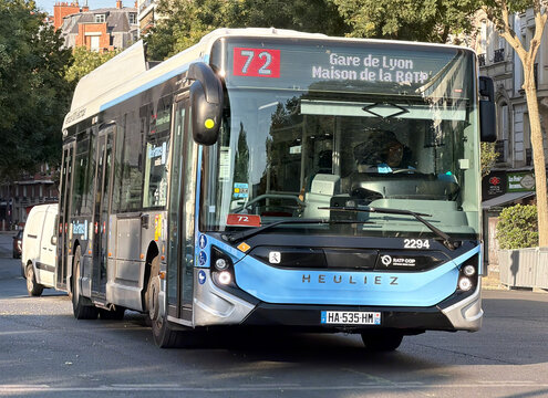 Autobus &eacute;lectrique de la ligne 72 &agrave; Paris du r&eacute;seau de transport IDFM (Ile de France Mobilit&eacute;s). Ligne exploit&eacute;e par RATP CAP Ile de France. Mod&egrave;le de bus Heuliez GX337 Elec. Paris 08/2026.