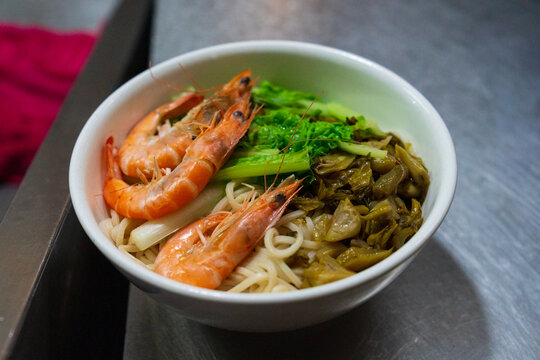 Bowl of noodles with shrimp and vegetables