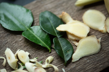 Fresh herbs and sliced ginger. © Rawpixel.com
