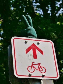 Schild mit Pfeil f&uuml;r Fahrradweg