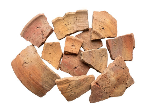 Fragmentos de cer&aacute;mica antigua de arcilla sobre fondo blanco, restos arqueol&oacute;gicos de vasijas rotas con texturas r&uacute;sticas y tonos tierra para estudios hist&oacute;ricos y educaci&oacute;n.