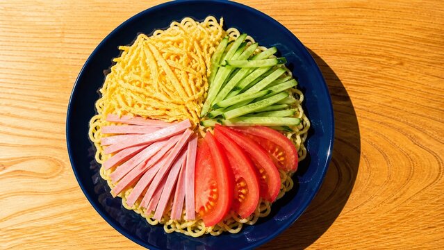 冷やし中華 錦糸卵ときゅうりとハムとトマト 濃紺の平皿