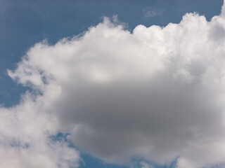 Fototapeta premium Blue sky with white cumulus clouds on a clear day