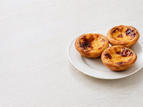 香ばしく焼き上げたポルトガル伝統菓子パステル・デ・ナタ