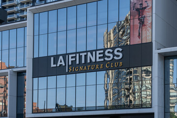 Fototapeta premium Toronto, ON, Canada - August 21, 2026: The LA Fitness Signature Club logo sign on the building in North York, Toronto, Ontario, Canada. An LA Fitness Signature Club is an upscale tier of fitness cente